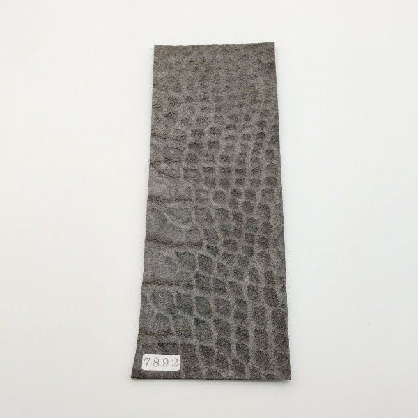 ワニ革/クロコダイル【8×21cm/1.4mm】墨色/ツヤ弱/Bランク/w7892
