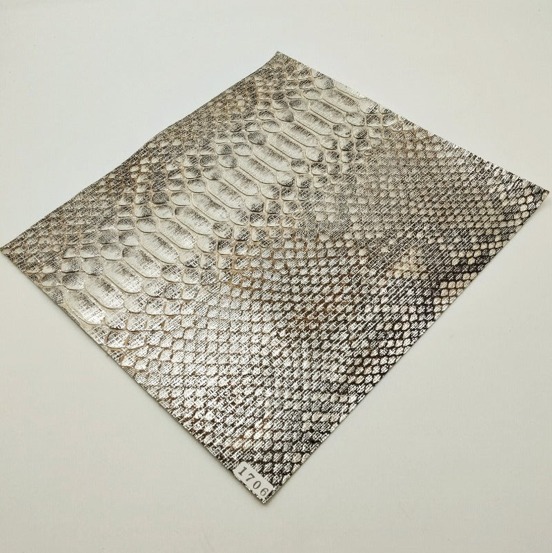 ヘビ革/Dパイソン【24×22cm/0.6mm】シルバーナチュラル/Sランク/h1706