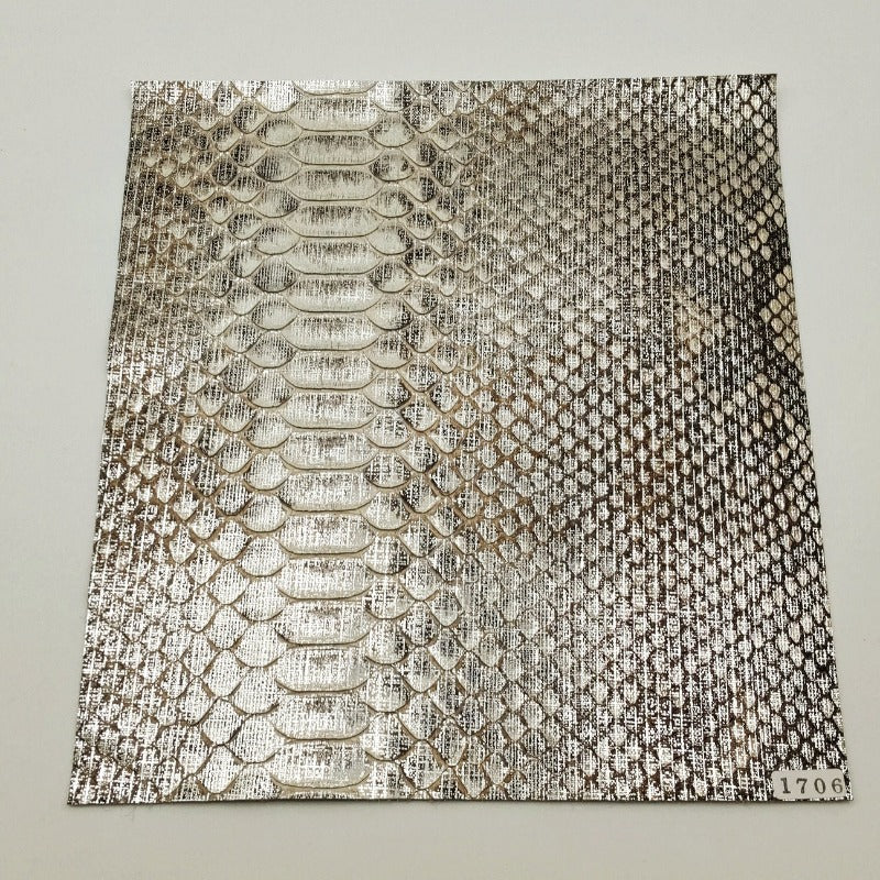 ヘビ革/Dパイソン【24×22cm/0.6mm】シルバーナチュラル/Sランク/h1706