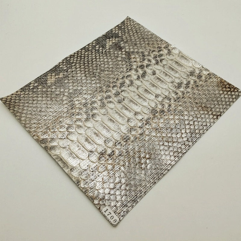ヘビ革/Dパイソン【24×22cm/0.6mm】シルバーナチュラル/Sランク/h1708