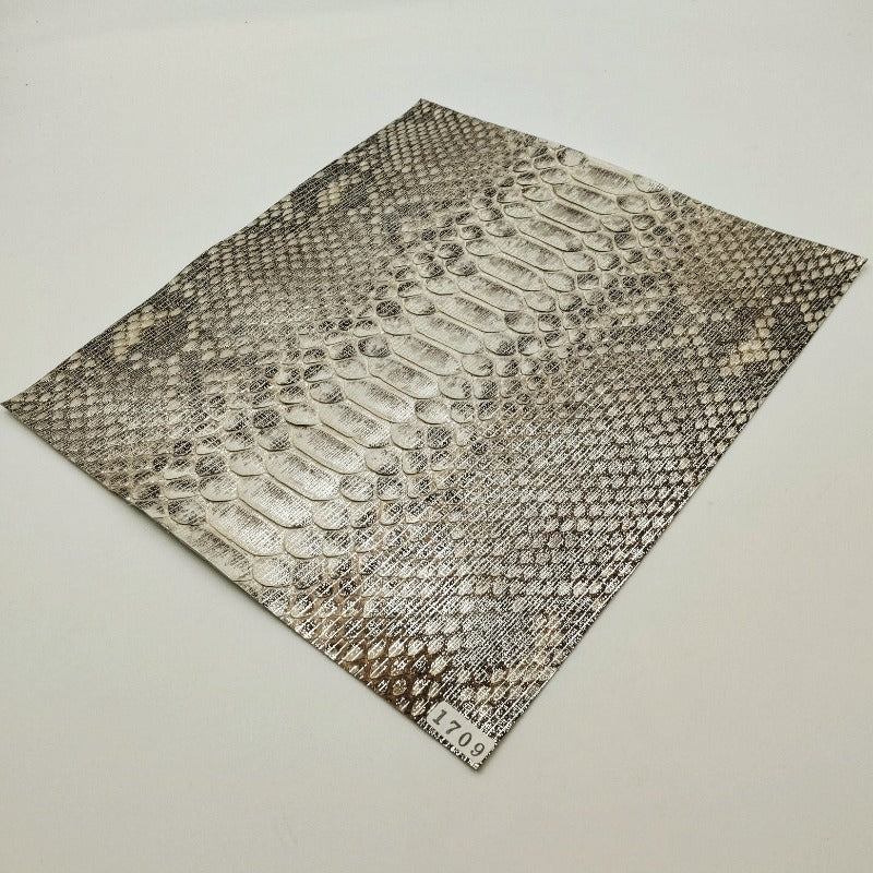 ヘビ革/Dパイソン【24×22cm/0.6mm】シルバーナチュラル/Sランク/h1709