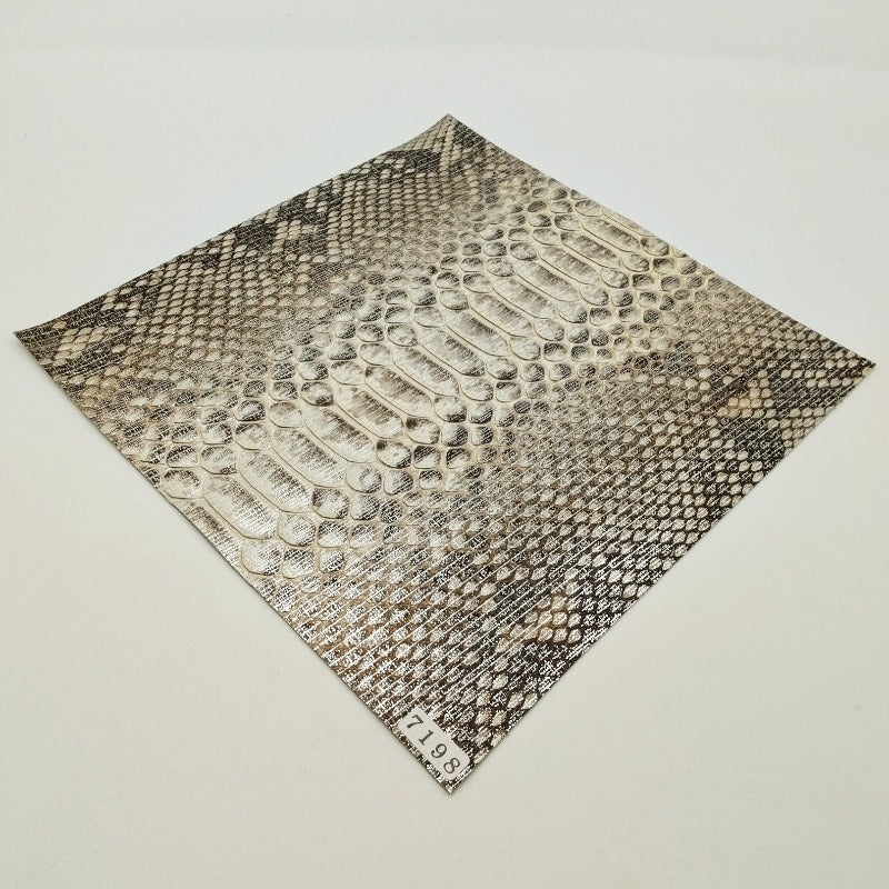 ヘビ革/Dパイソン【21×21cm/0.5mm】シルバーナチュラル/Sランク/h7198
