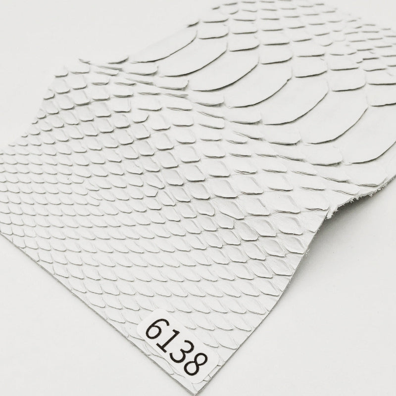 ヘビ革/Dパイソン【ハガキ/0.6mm】ホワイト/ツヤ弱/背割/Sランク/h6138