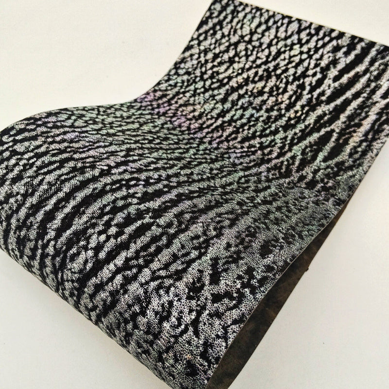 サメ革【33×11cm/0.7mm】黒×虹色シルバー/Sランク/s3294