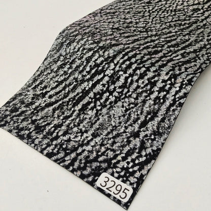 サメ革【33×11cm/0.8mm】黒×虹色シルバー/Sランク/s3295