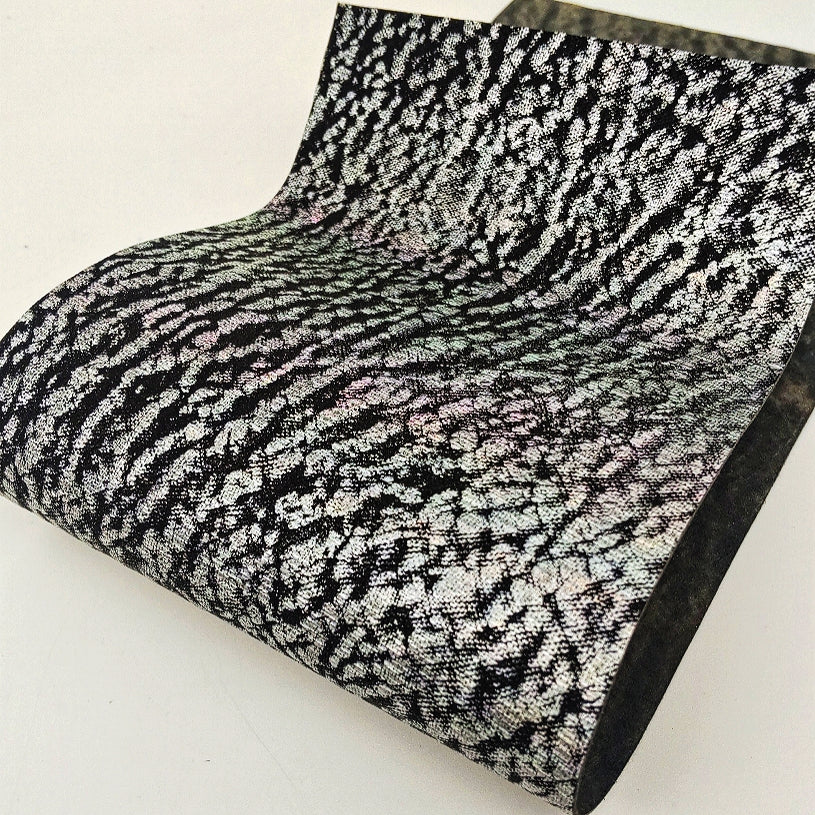 サメ革【33×11cm/0.8mm】黒×虹色シルバー/Sランク/s3295