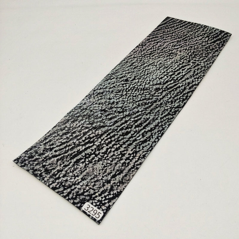サメ革【33×11cm/0.8mm】黒×虹色シルバー/Sランク/s3295