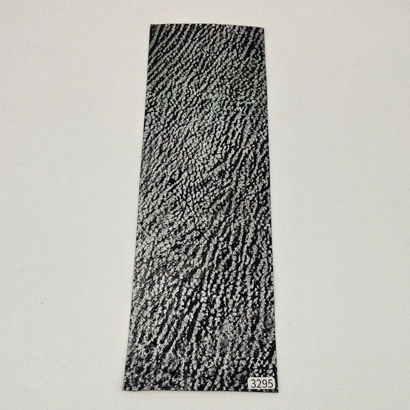 サメ革【33×11cm/0.8mm】黒×虹色シルバー/Sランク/s3295
