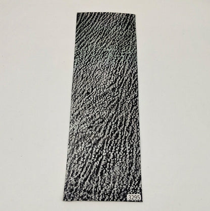 サメ革【33×11cm/0.8mm】黒×虹色シルバー/Sランク/s3295